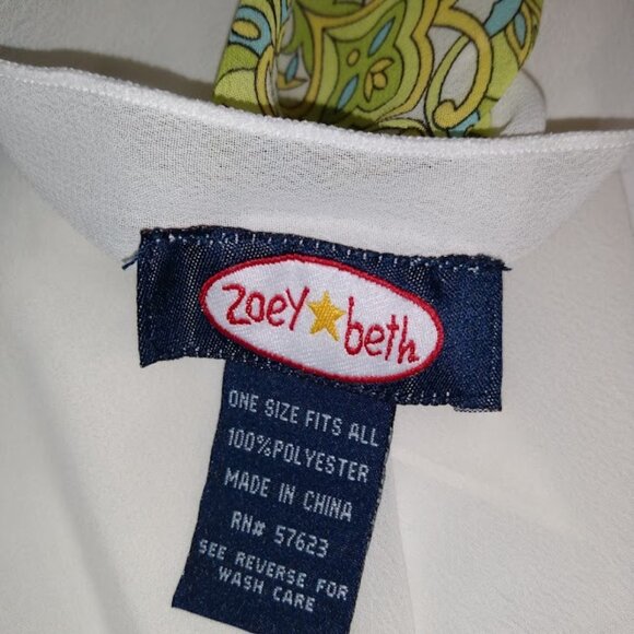 Zoey & Beth: Floral design print scarf with single button closure. - Picture 2 of 3